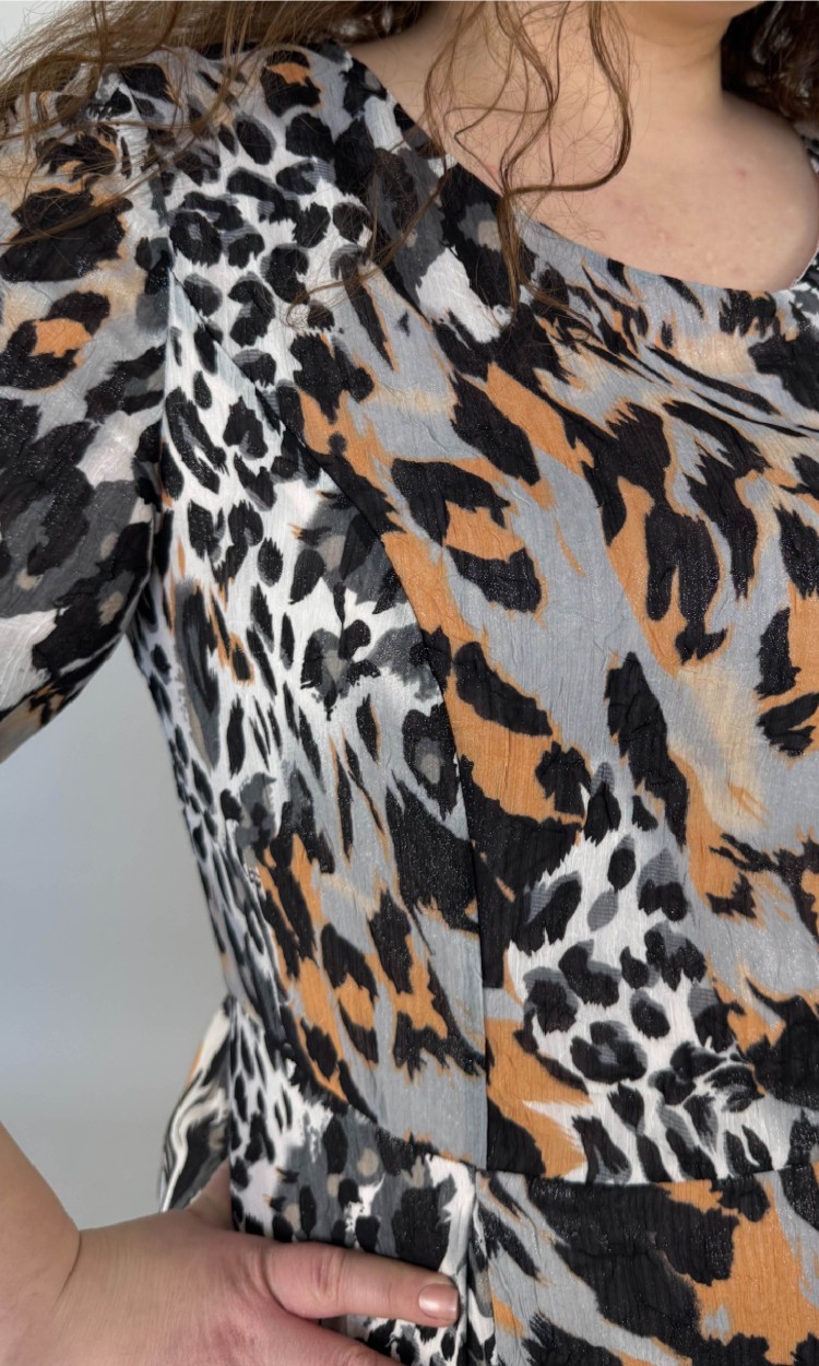 Rochie din voal in semiclos cu imprimeu animal print