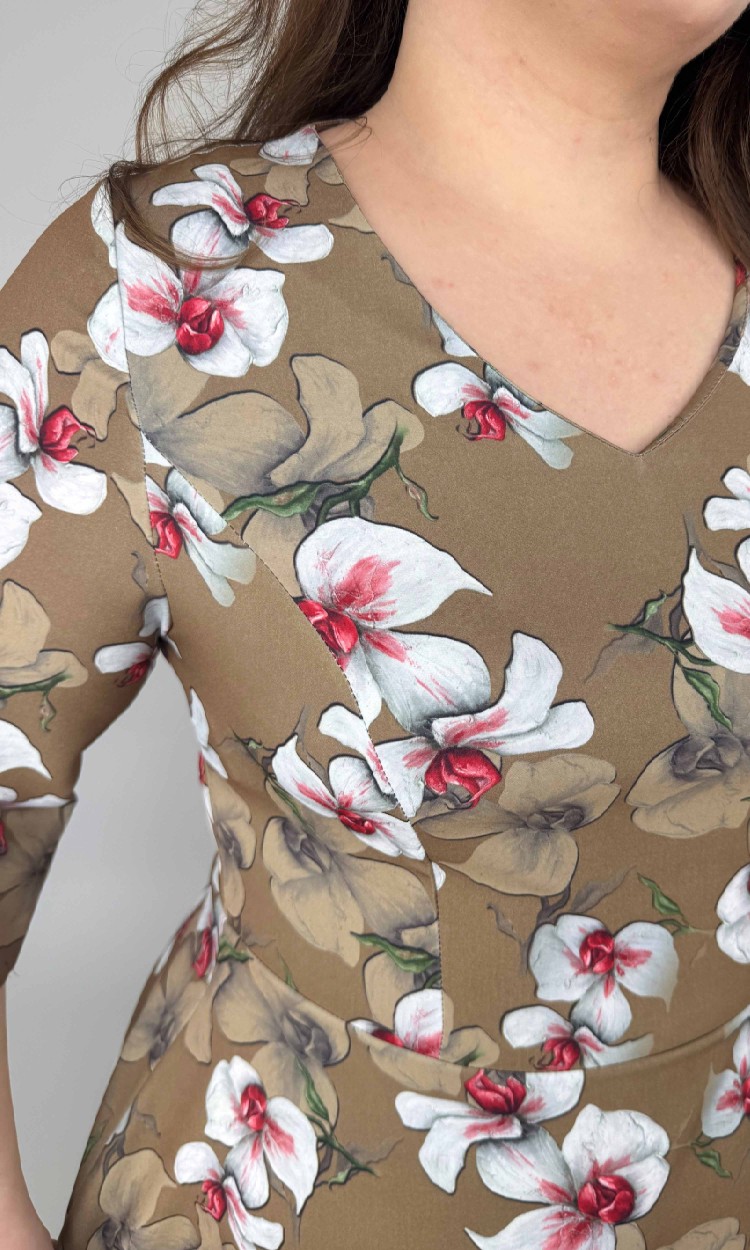 Rochie in clos cu imprimeu floral crem